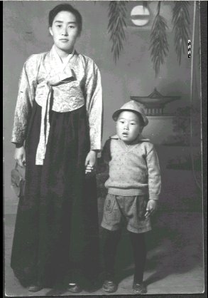 1960년 4월 28일. 다섯살 생일날에 어머니와 함께 사진관에 갔습니다. 